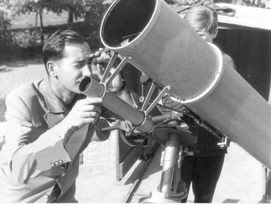 1971- Bathó László, a fotók készítője néz a gyár csillagászati szakkörének látcsövébe, a Margit szigeten